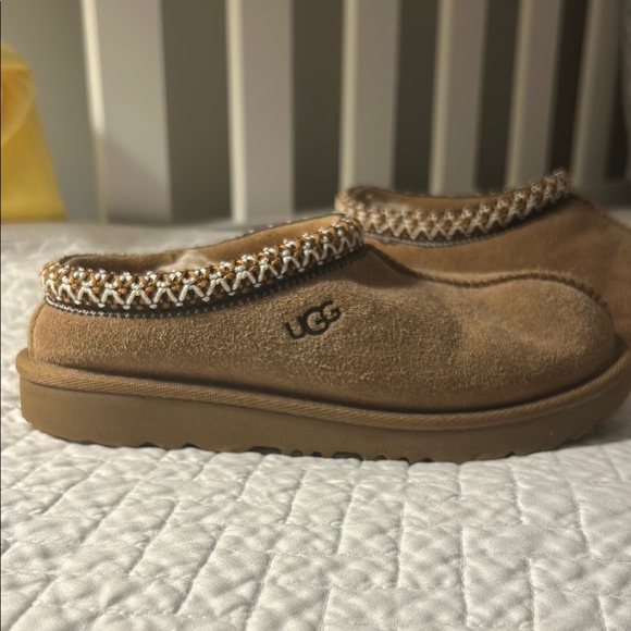 Cozy Tan Ugg Suede Slippers - Picture 2 of 6